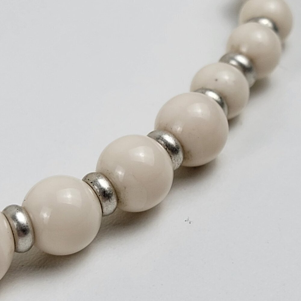 Cream Acrylic Beaded Necklace 18 In Silver-Tone Flower Charm Lobster Clasp - Picture 4 of 9